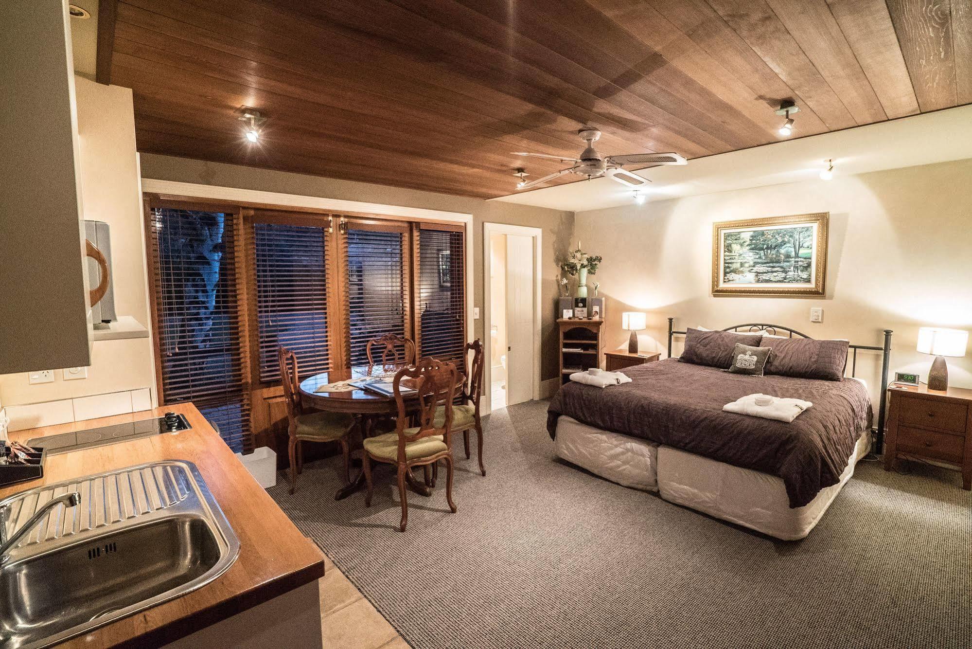 Manata Homestead & Lodge *